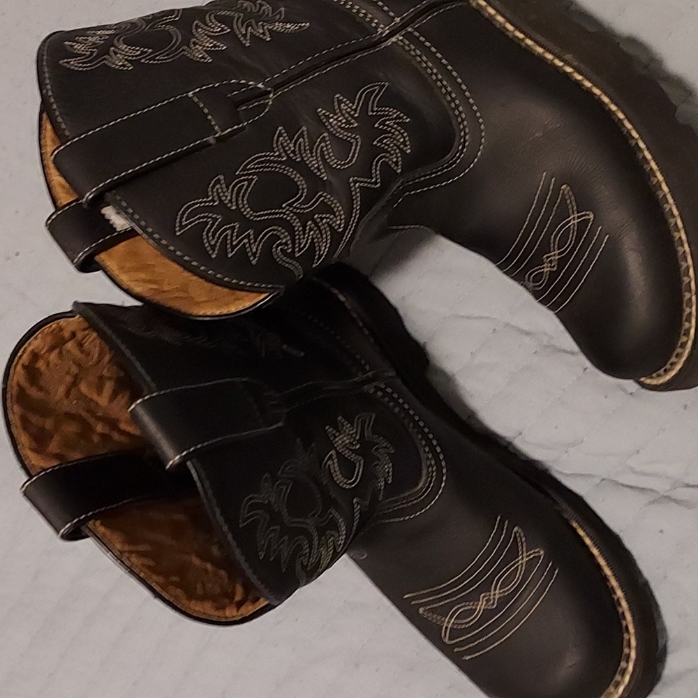 Black fatbaby ariat cowboy cowgirl boots. Euc. Barely worn.  Look at pictures